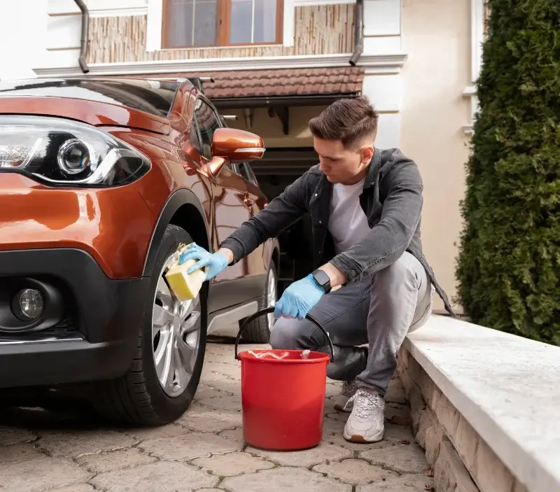 Lavage auto à domicile Viuz-en-Sallaz : professionnel intervenant sur un véhicule
